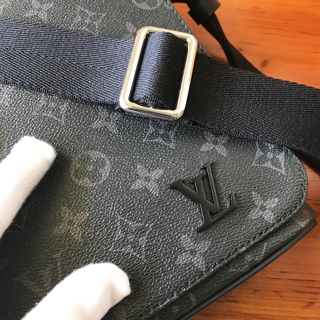 Louis vuitton original monogram eclipse District mm M44001