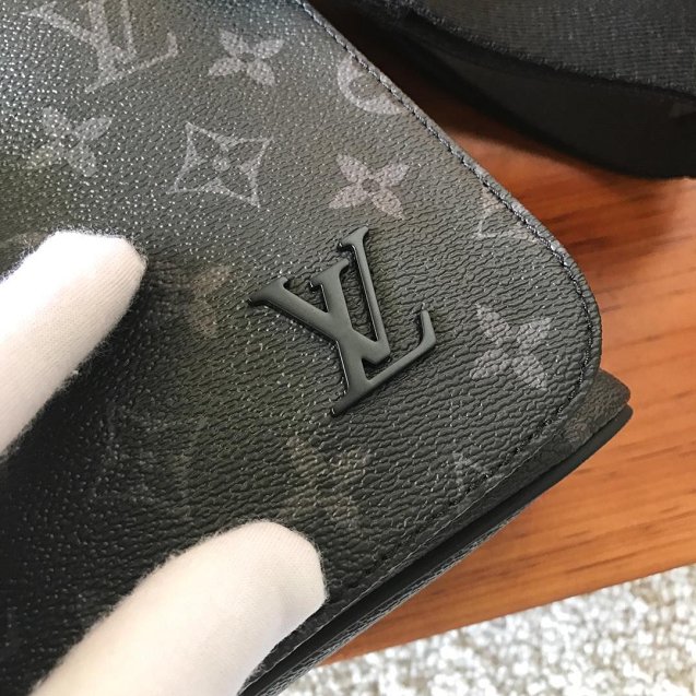 Louis vuitton original monogram eclipse District pm M44000